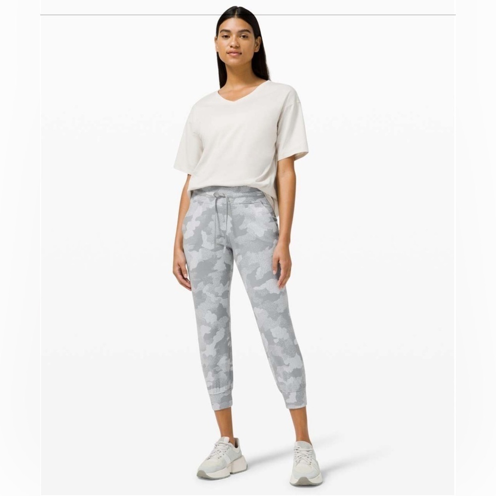 Lululemon Ready to Rulu Jogger Crop
Heritage Speckle Camo Grey Starlight Size 6